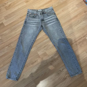 Woodbird doc grå 26/32 - Välanvända så något slitna runt fickorna se bild ovan.                               