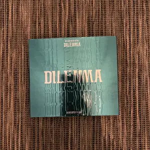 Enhypen dimension dilemma album, allt på bilden ingår! Vill sälja för 150kr och postar snabbt💗Inte köp nu direkt utan skriv till mig då något kan vara sålt!