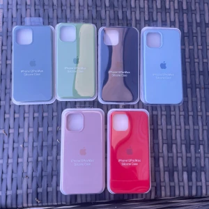 Skal iPhone 12 Pro Max - Ett ljusgrönt, ett mörkgrönt, ett ljusblått, ett mörkblått, ett ljusrosa och ett rött skal. 45 kr styck.
