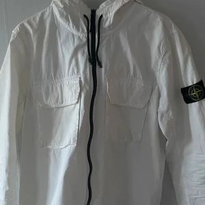 STONE ISLAND jacka  - Storlek M, inget trasigt men i använt skick, köpt för cirka 4500kr