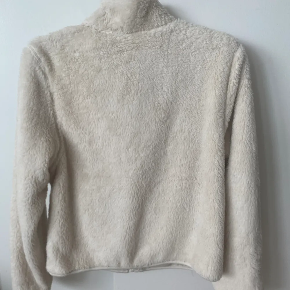 En helt ny beige färgad Teddy jacka från H&M barnavdelning. Storlek 170. Aldrig använd och prislapp finns. 🤩. Jackor.