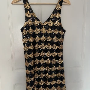 Guld svart paljetter klänning fest - Bra skick, paljetter guld svart klänning, storlek S till M