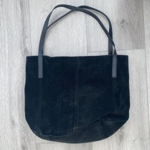 Väska  - Säljer denna jätttefina väskan som är perfekt till vardags. Köpt från Zalando men märket är Anna Field. Har defekter(sista bilden). Ordinarie pris är 569kr.❤️