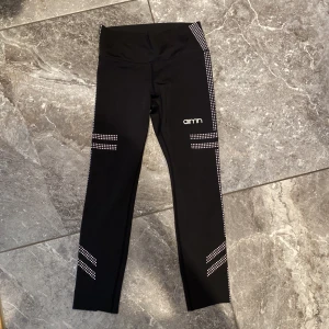 Aimn Träningstights  - Jättefina Aimn Träningstights. Använt en hel del men har så mycket kvar att ge. Inget slit alls, eller några defekter. De är lite lite kortare än vad de brukar vara (se bild). Annars jättefina:) Säljs i befintligt skick. 