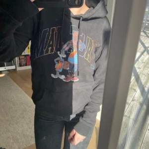 Hoodie - Säljer en snygg hoodie med tryck. Den är i storlek XS och endast använd fåtal gånger. Skriv om du har några frågor💞