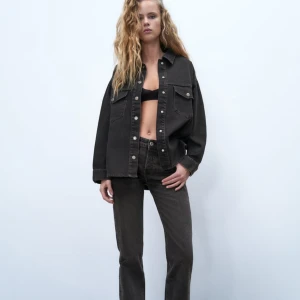 Zara jeans - Säljer dom här jeansen från zara, dom är samma modell bara två olika färger. Dom är i fint skick och säljs pga jag växt ur dom. Dom är raka i benen.😊köparen står för frakt och jag står inte för postens slarv. Köp 1 par byxor för 200 och båda för 340.