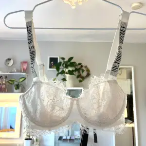 Victorias secret’s populära bh med glitter band. I spets med halv täckning på sidorna. Har 4 lägen att spänna baktill. Justerbara band. Aldrig använd (endast provad). Den är som i nyskick. Köpt i butik i Stockholm. Nypris 750kr. Storlek 70C. 💗