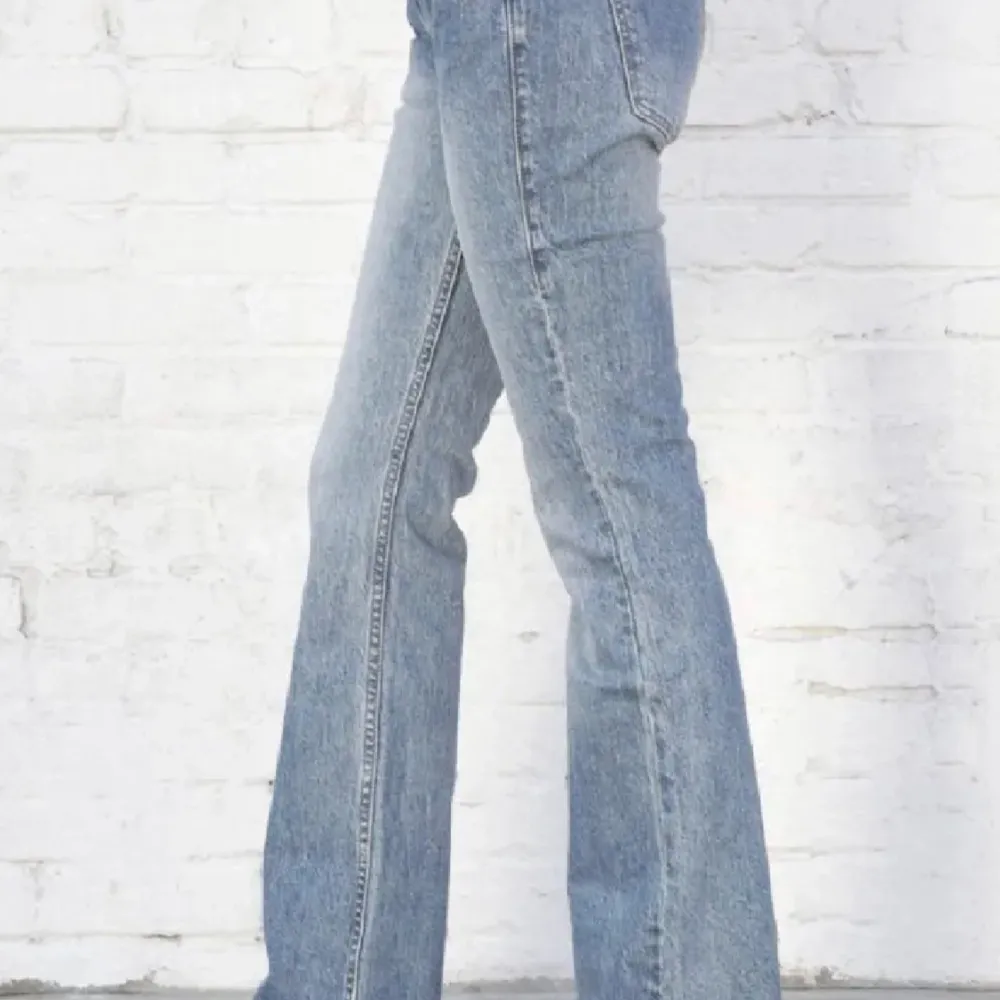 Säljer dessa low waist jeans från Brandy Melville. Dom har inga defekter och ser ut som nya🥰. Jeans & Byxor.