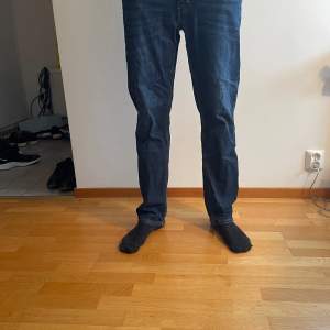 Mörkblå levis 541 jeans till salu. W34 L34