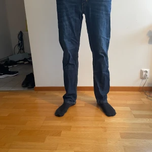 Levis 541 jeans - Mörkblå levis 541 jeans till salu. W34 L34