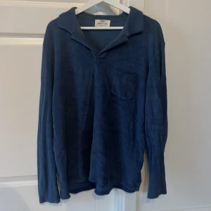 Frotté tröja - Tja säljer min långarmade frotté tröja! Tröjan är använd endast fåtal gånger och har inga defekter. Hör av er vid eventuella frågor!