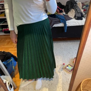 Grön glittrig långkjol - Sparsamt använd grönglittrig kjol i fint skick!