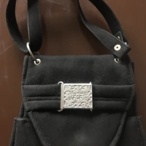 Handväska med silver buckle  - Aldrig använd, köpt i vintage butik. Mycket bra skick, inte min stil bara :( 