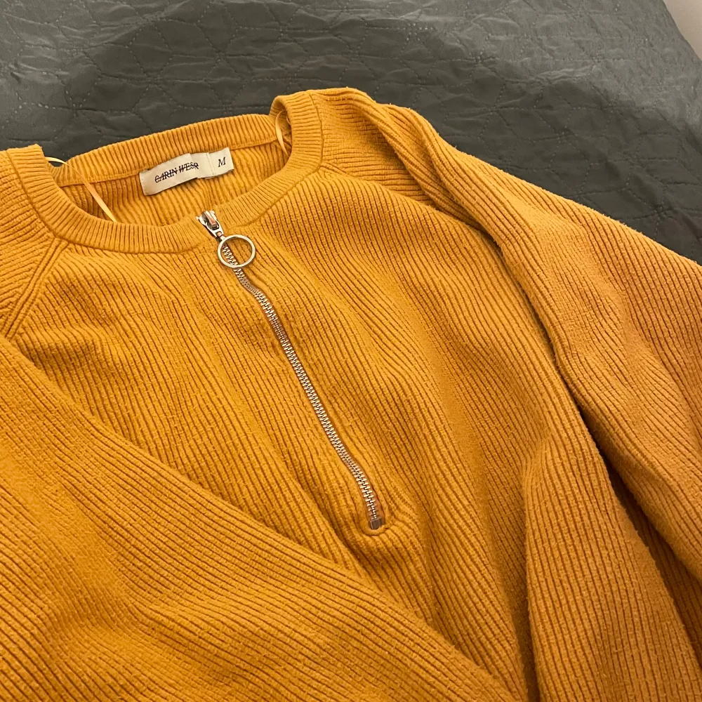 gulish super nice tröja! säljs då den inte kmr till användning längre. Tröjor & Koftor.