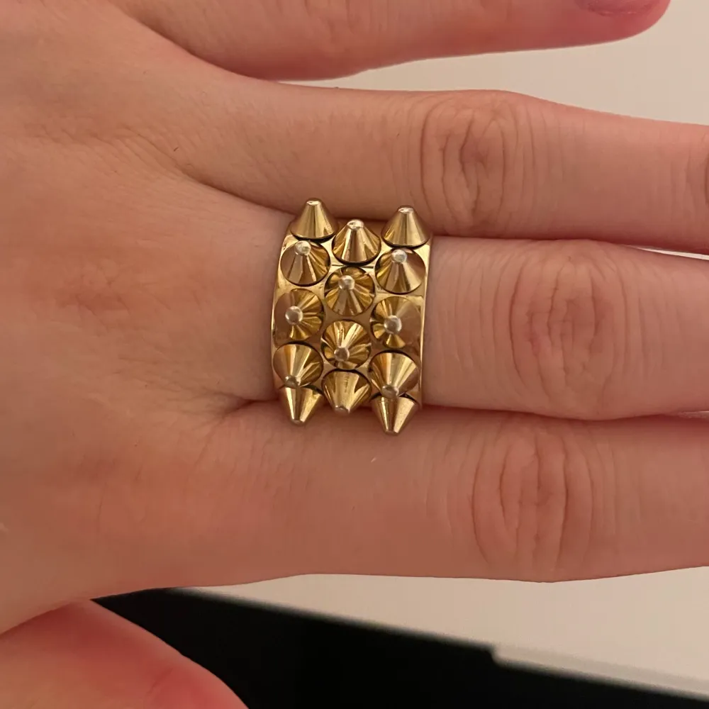 Säljer den populära peak ring från Edblad i färgen guld, väl använd men har små repor som knappast syns❣️ Strl: S (16.80) Originalpris är 399kr. Accessoarer.