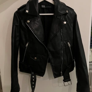 Skinnjacka - Skinnjacka frpn Zara i mycket fint skick. Använd ett par gånger och kan inte hitta något att anmärka på.