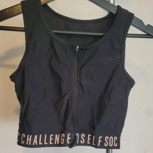 sportbh  - svart sportbh med dragkejda hela vägen på framsidan i storlek s med medium support