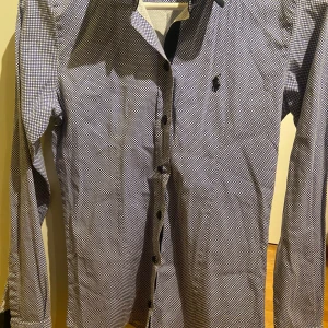 Polo Ralph Lauren skjorta - Ej använd. Storlek M, men liten i storlek. Hör av er vid funderingar!