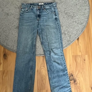 Straight leg jeans - Mid Rise Jeans från Pull & bear