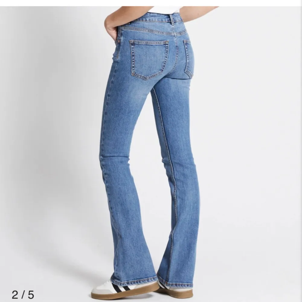 Säljer mina fina bootcut jeans från 157 lager. De har använts ett par gånger och de är lpgmidjade\Mid. De har lite skador vide benet men inte så mycket. Skriv gärna om fler bilder. STORLEK M❤️. Jeans & Byxor.