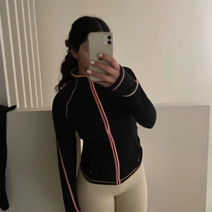 Träningskofta - Jättefin träningskofta, använt 1 gång, så mjukt material, har tummhål😍 Kan diskutera pris!