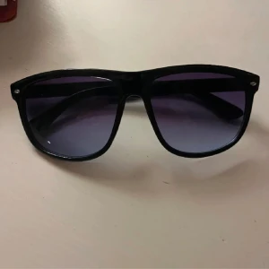 Ray ban boyfriend liknande  - Dom liknar ray ban boyfriend jag vet inte vilket märke det är men dom är aldrig använda
