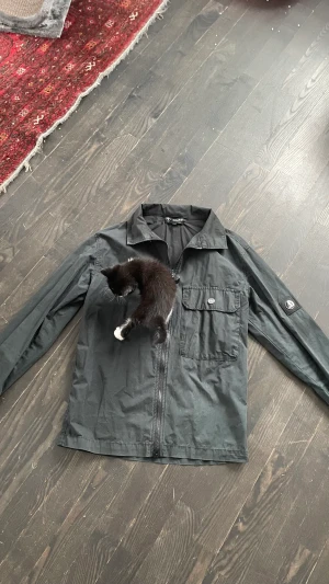 Lagency overshirt - Jag säljer den här jackan då den är för liten för mig. Skick 10/10 ingenting fel med jackan aldrig använd. Nypris ca 1500, mitt pris 899. Kom dm för funderingar.😊