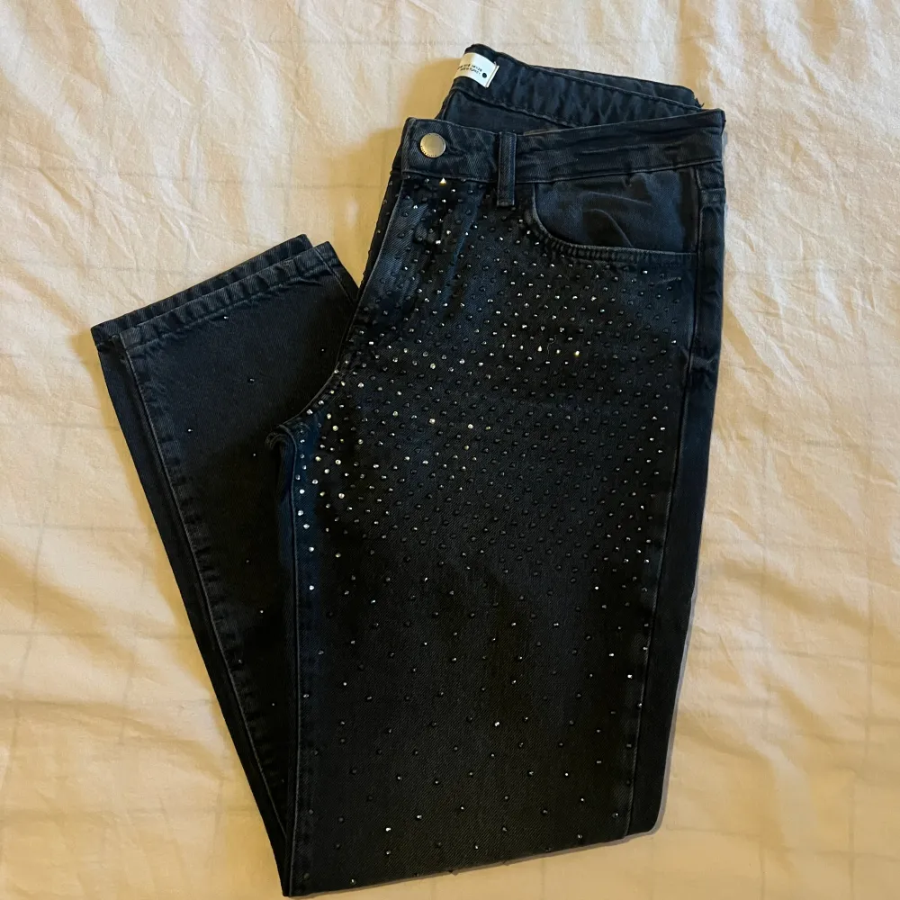 Glittriga byxor från Zara, jättefina till nyår eller fester! Storlek 38 men är mindre i storleken!. Jeans & Byxor.