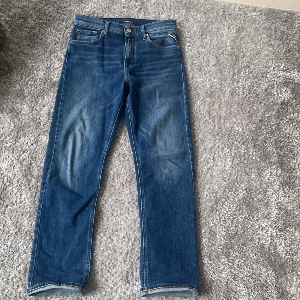 Hej! Säljer ett par riktigt feta Replay jeans i storlek 158. Säljer jeansen för att de inte kommer till användning längre. Använt jeansen ett par fåtal gånger, så de är nästan helt nya. Tveka inte att skriva om ni har några funderingar.. Jeans & Byxor.