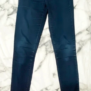 Jeans (XS/S) Calvin Klein -  Skinny fit  Mycket stretchiga  Midja (ostretschat) 64 cm  Rök- och djurfritt hem