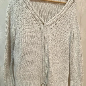 Kofta (XXL) Qui -  Jättefint skick Armhåla till armhåla 60 cm  Längd från axel 66 cm 60% bomull 40% polyacryl Rök- och djurfritt hem