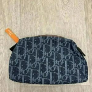 Dior Denim Clutch  - Säljer en superfin liten Dior Clutch i nyskick. Denim. 18.5 x 12 cm.  Nypris 6000kr