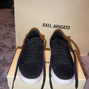 Axel Arigato Clean 90 Suede Sneaker - Nu säljer jag mina fina Axel Arigato som inte kommer till användning längre, perfekt nu till våren/sommaren, skick 9/10 snabb affär kan priset gå ner.