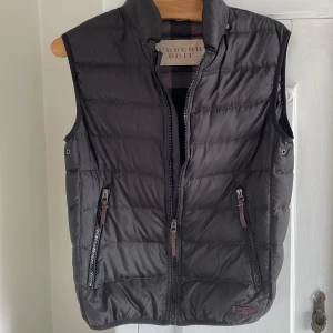 Burberry väst - Burberry väst i storlek S. Självklart äkta. Hör av dig vid fler frågor!