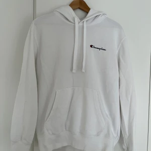 Champion hoodie - Vit hoodie, storlek M, använts få gånger, väldigt bra skick