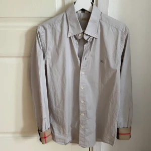 Burberry skjorta - Säljer nu en helt otroligt snygg burberry skjorta! Den är i nyskick och säljer till ett väldigt bra pris. Nypris ligger på 6000kr! Hör av er vid funderingar.