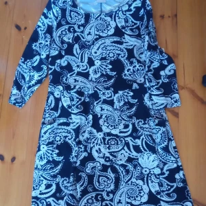 Klänning, mjuk och behaglig. Använd ett fåtal ggr. - Normal storl.