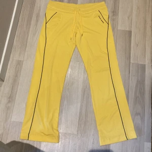 Byxor - Gula lågmidjade byxor som är utsvängda 