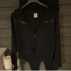 Nike tech  - Jätte snygg Nike tech i bra skick! Jag säljer den eftersom den inte kommer till användning. Priset kan diskuteras 