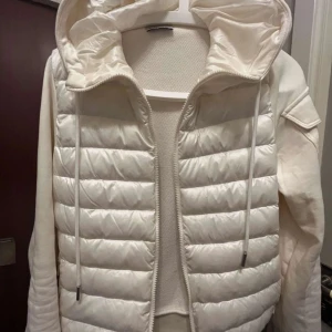 Söker vit moncler cardigan! - Tjena! Söker en vit moncler cardigan för rymligt pris och i bra skick samt att det kan finnas nära norra Stockholm. Annars går andra ställen lika bra 