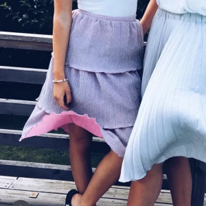 Glitter kjol - Rosa glittrig volangkjol som går till under knäna. Aldrig använd med lapparna kvar. Storlek M.