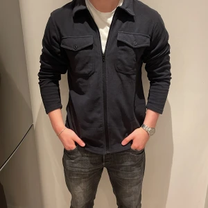 Overshirt - Skick 10/10 inga defekter alls ~ storlek 40 vilket motsvarar M. jätte skön nu inför kommande vår ☀️