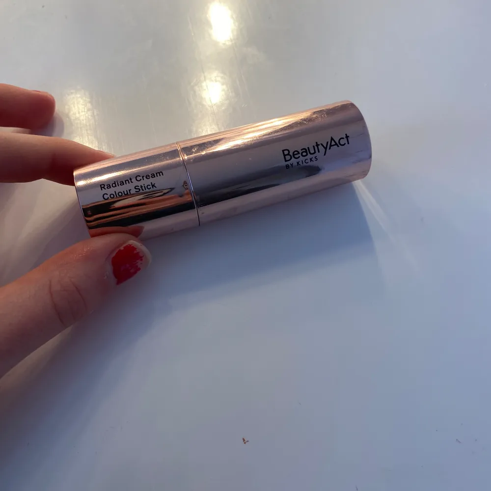 Blush stick från beauty act. Ca 70% kvar. Se bild två hur mycket som finns kvar när den är nerskruvad. Priset är + frakt. Använd inte köp nu utan kontakta mig privat vid intresse ☺️. Accessoarer.