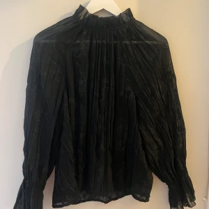 Zara blus - Blus i transparent tyg med broderi 🖤