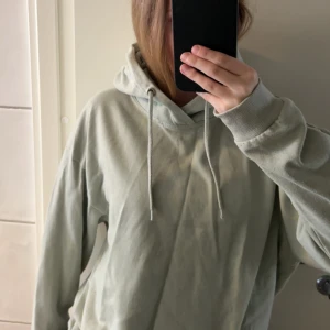 Hoodie - Säljer denna hoodie ifrån lager 157. Stryker självklart innan jag postar. En liten fläck på INSIDAN av luvan (bild 3) men inget som syns dessutom lite nopprig på insidan. Skriv privat vid frågor 💓