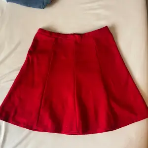 Röd kjol i storlek 36