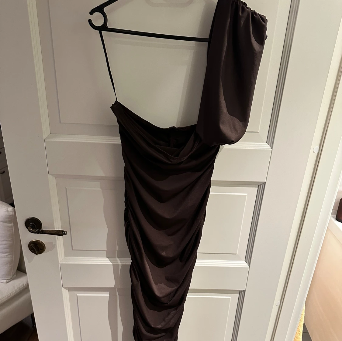 Brun one-shoulder klänning - 90