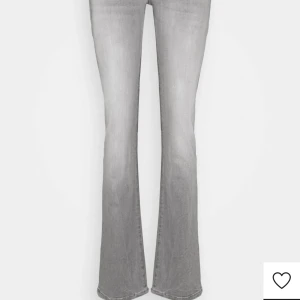 Ltb jeans - Jag säljer dom här fina ltb valerie i färgen freya undamaged wash (ljusgrå)💗storleken är 29x32.🤩 Använda en gång så säljs pga inte kommer till användning, skriv för egna bilder🥰🥰pris går att diskutera❤️