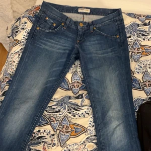 lee bootcut jeans - säljer ett par lee bootcut jeans som jag fick hem för 1 dag sedan som endast är testade o tyvärr är för stora för mig men annars älskade jag de!❤️