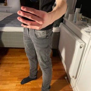 Replay jeans - Nu säljer vi ett par riktigt sköna jeans för Replay för 499kr. Modell anbass, Skick: 9/10